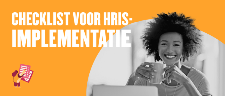 checklist voor HRIS-implementatie, vrouw met krullend haar die koffie drinkt en lacht achter een laptop met heldere achtergrond