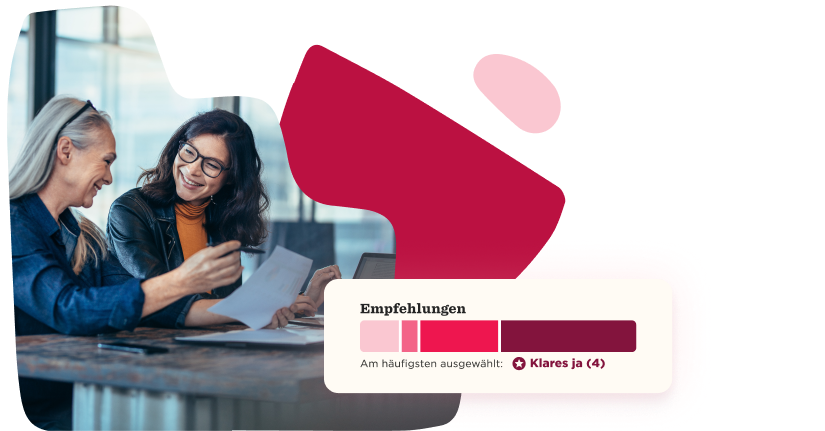 zwei Frauen unterhalten sich am Tisch, bunte grafische Elemente, Empfehlungen und Auswahlstatistik sichtbar, Zwei Frauen im Gespräch, bunte Grafiken, Empfehlungen visualisiert